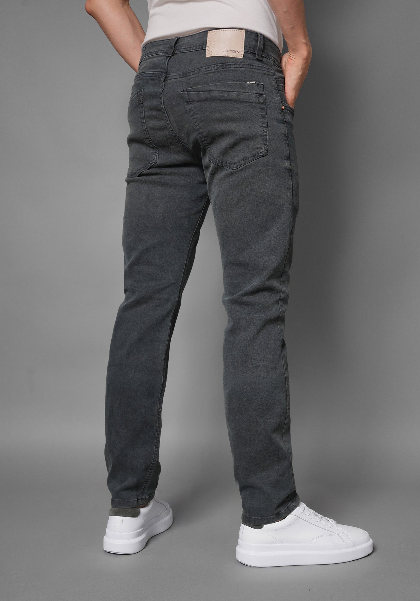 Jean para Hombre en Tono Azul Dirty Pardo marca Thunder