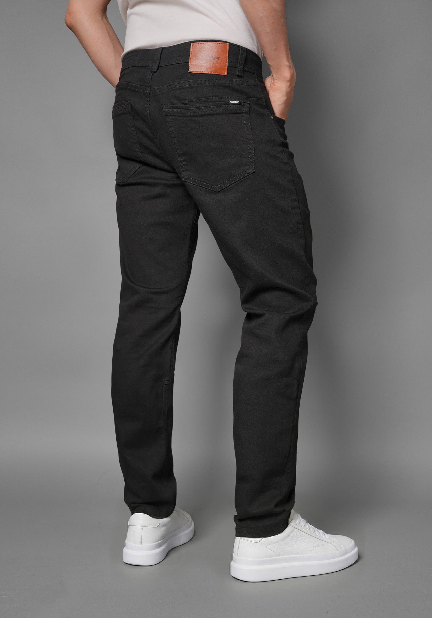 Jean para Hombre en Color Negro Mate marca Thunder