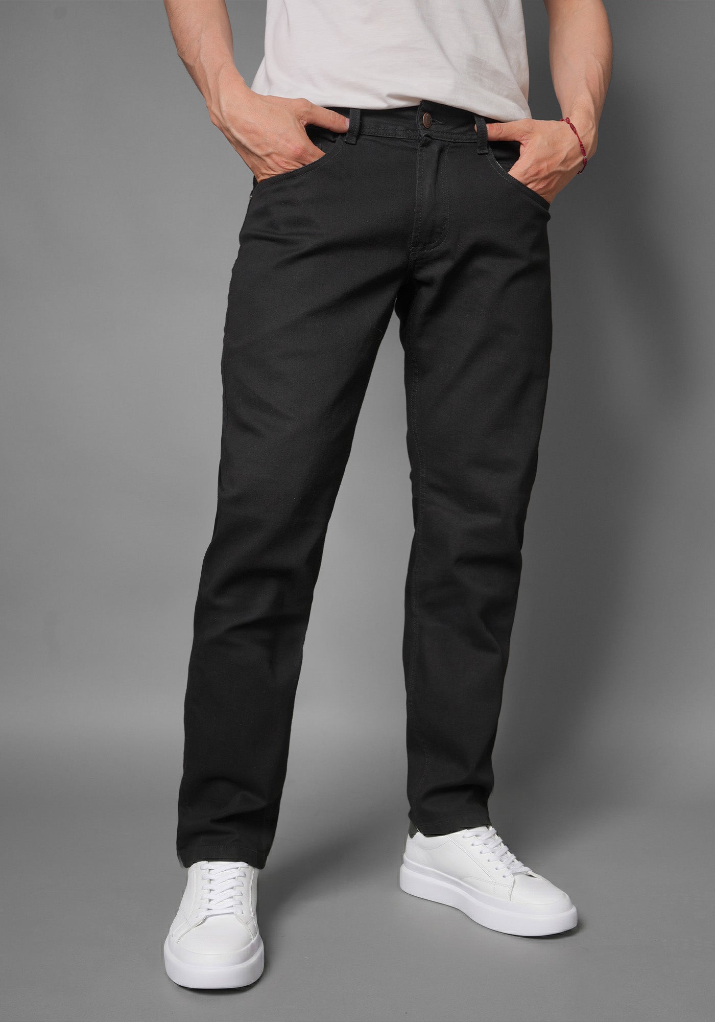 Jean para Hombre en Color Negro Mate marca Thunder