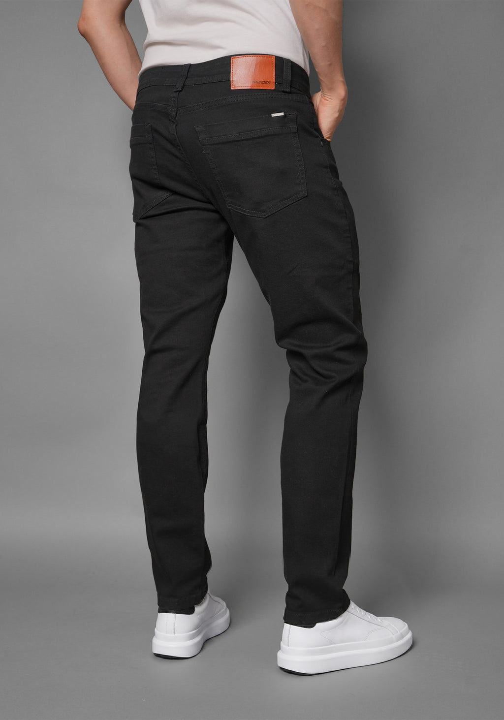 Jean para Hombre en Color Negro Mate Thunder