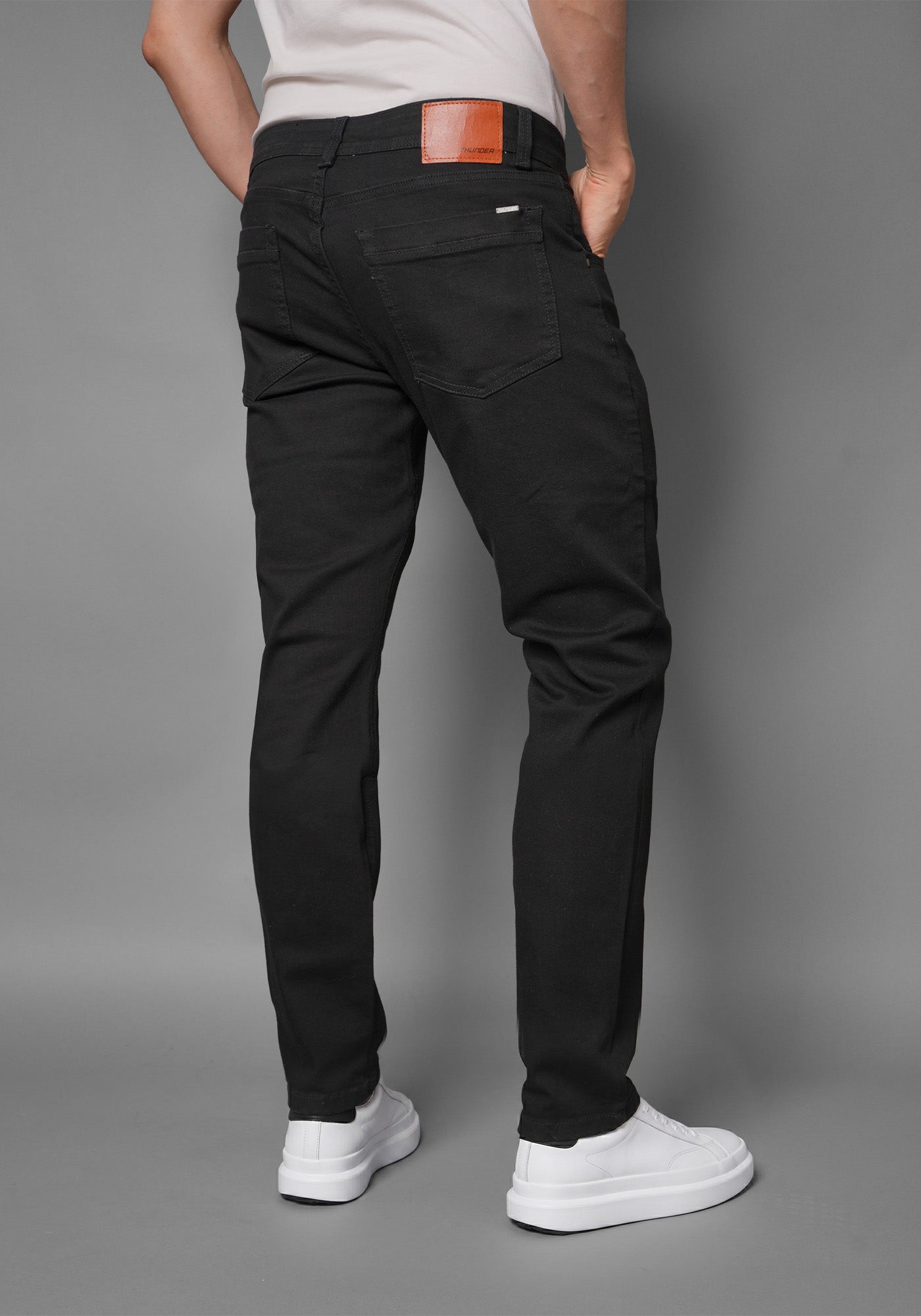 Jean para Hombre en Color Negro Mate Thunder