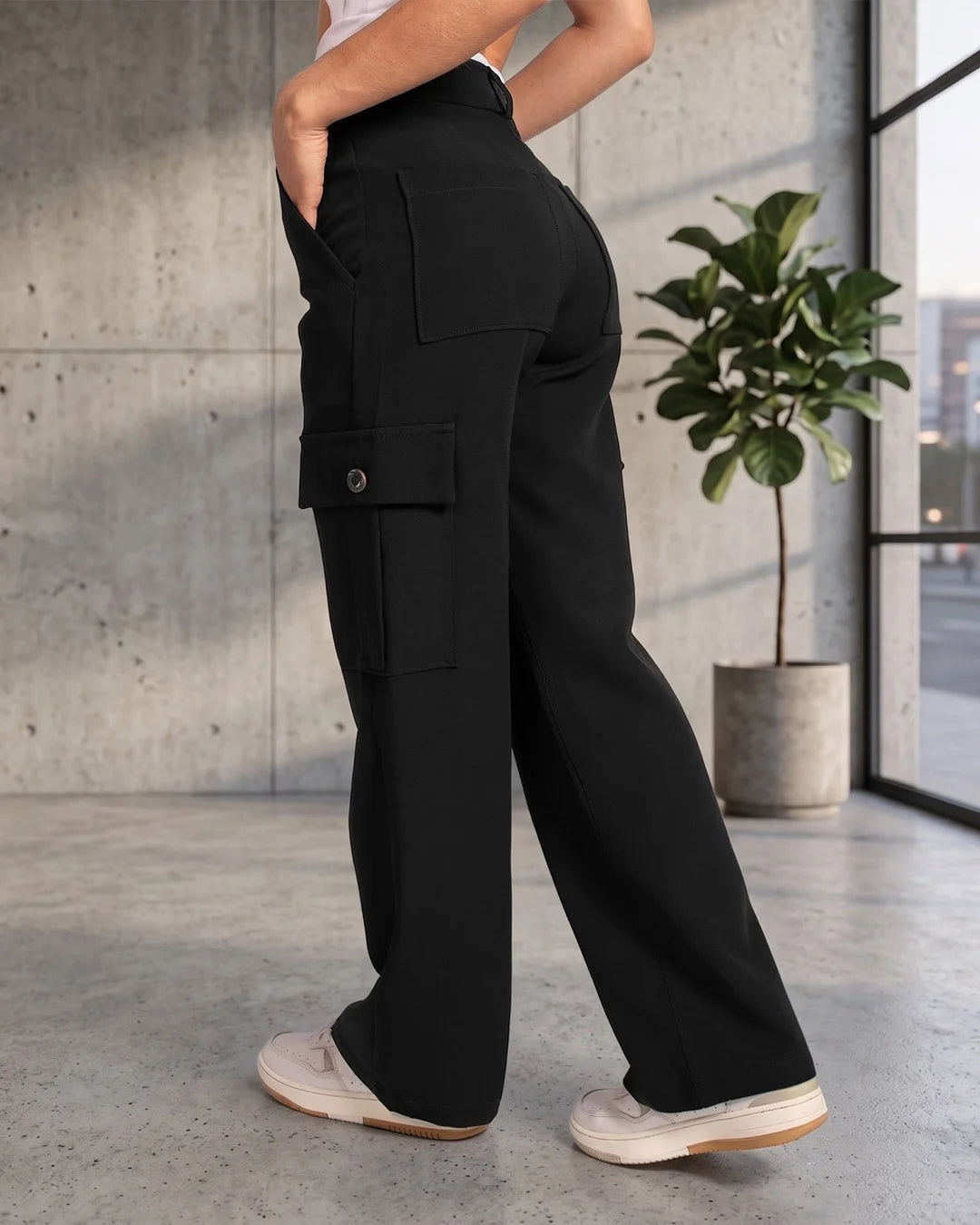 Pantalon para mujer estilo cargo color negro marca thunder