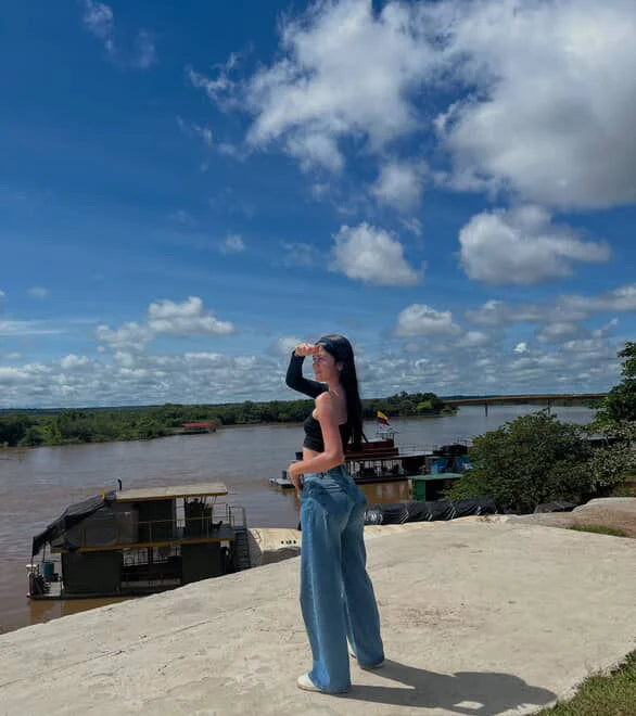 Experiencia de mujer usando un Jean Wide Leg Thunder